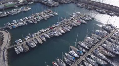 Tenerife Adası kanarya İspanya dron üstten görünüm 4k Uhd video limanının havadan görünümü