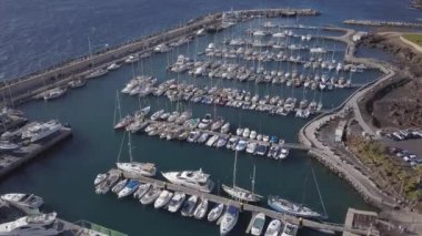 Tenerife Adası kanarya İspanya dron üstten görünüm 4k Uhd video limanının havadan görünümü