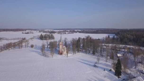 Kirche Winter Feld Krimulda Lettland Antenne Drohne Draufsicht Uhd Video — Stockvideo