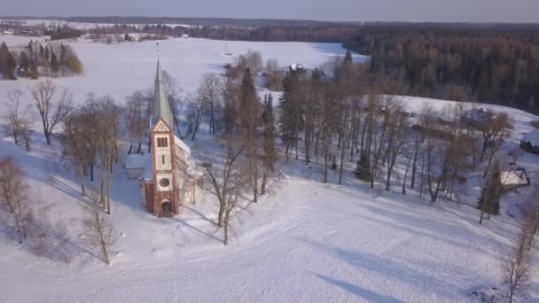 Igreja Campo Inverno Krimulda Letónia Drone Aéreo Vista Superior Uhd — Vídeo de Stock