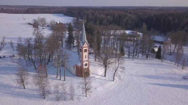 Igreja Campo Inverno Krimulda Letónia Drone Aéreo Vista Superior Uhd — Vídeo de Stock
