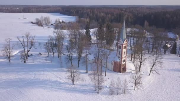 Kościół Zima Pole Krimulda Łotwa Antenowe Drone Widok Góry Uhd — Wideo stockowe