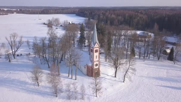 Templom Téli Mező Krimulda Lettország Légi Drone Felső Uhd Videoban — Stock videók