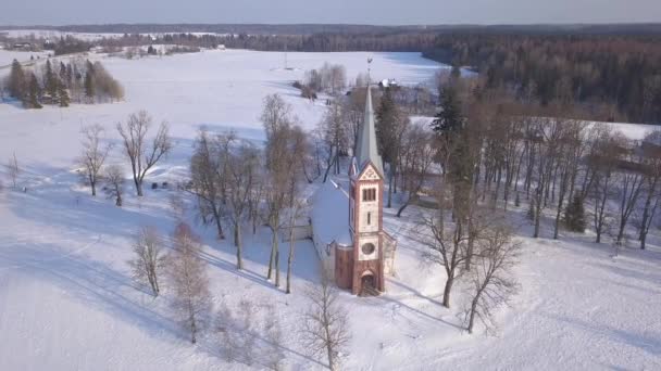 Igreja Campo Inverno Krimulda Letónia Drone Aéreo Vista Superior Uhd — Vídeo de Stock