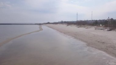 Kırsal dron üstten görünüm 4k Uhd video liman Roja Letonya havadan görünümü