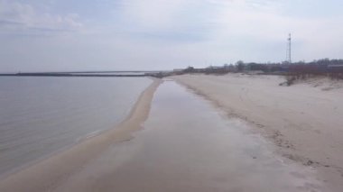 Kırsal dron üstten görünüm 4k Uhd video liman Roja Letonya havadan görünümü