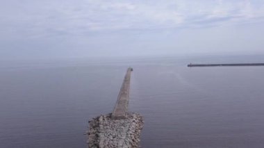 Kırsal dron üstten görünüm 4k Uhd video liman Roja Letonya havadan görünümü