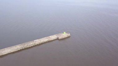 Kırsal dron üstten görünüm 4k Uhd video liman Roja Letonya havadan görünümü