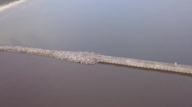 Kırsal dron üstten görünüm 4k Uhd video liman Roja Letonya havadan görünümü