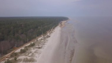 Roja Letonya Baltık Denizi deniz hava dron üstten görünüm 4k Uhd video