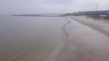 Kırsal dron üstten görünüm 4k Uhd video liman Roja Letonya havadan görünümü