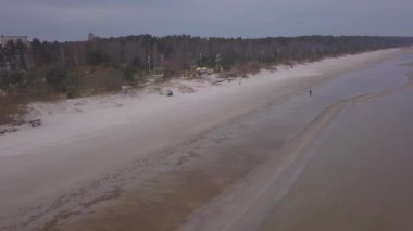 Roja Letonya Baltık Denizi deniz hava dron üstten görünüm 4k Uhd video