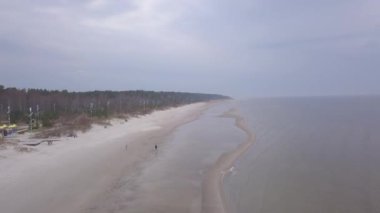 Roja Letonya Baltık Denizi deniz hava dron üstten görünüm 4k Uhd video