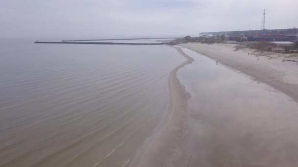 Port Roja Lettonie Vue aérienne de la campagne drone vue du dessus 4K UHD vidéo 