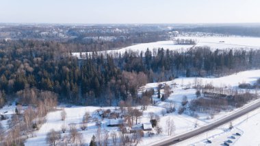 Kış alan Krimulda Letonya hava dron üstten görünüm