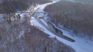 Köprü kış Sigulda Buz donmuş nehir Gauja Letonya hava dron üstten görünüm 4 k Uhd video