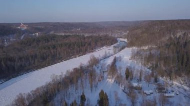 Kış Sigulda Buz donmuş nehir Gauja Letonya hava dron üstten görünüm 4 k Uhd video