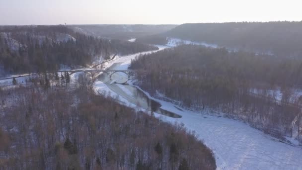 Ponte Inverno Sigulda Gelo Congelado Rio Gauja Letónia Drone Aéreo — Vídeo de Stock