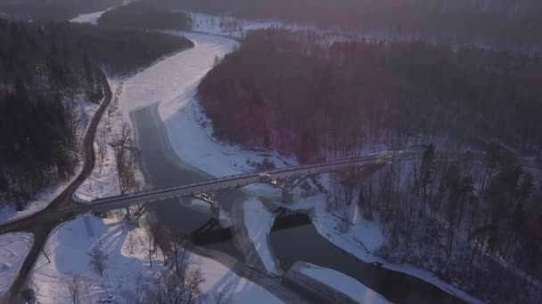 Puente Invierno Sigulda Hielo Congelado Río Gauja Letonia Avión Tripulado — Vídeo de stock