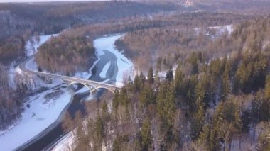 Köprü kış Sigulda Buz donmuş nehir Gauja Letonya hava dron üstten görünüm 4 k Uhd video