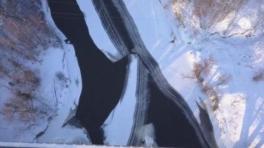 Köprü kış Sigulda Buz donmuş nehir Gauja Letonya hava dron üstten görünüm 4 k Uhd video