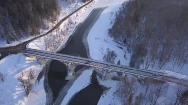 Köprü kış Sigulda Buz donmuş nehir Gauja Letonya hava dron üstten görünüm 4 k Uhd video