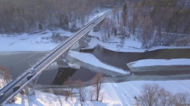 Köprü kış Sigulda Buz donmuş nehir Gauja Letonya hava dron üstten görünüm 4 k Uhd video