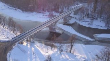 Köprü kış Sigulda Buz donmuş nehir Gauja Letonya hava dron üstten görünüm 4 k Uhd video