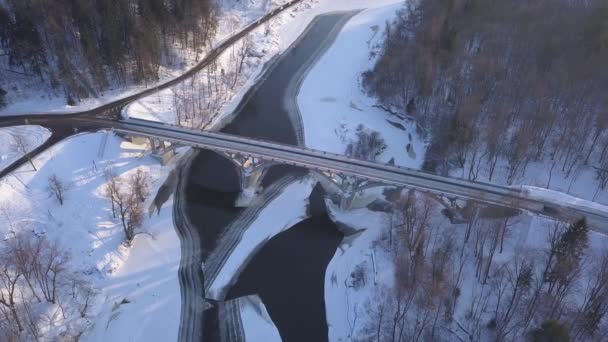 Puente Invierno Sigulda Hielo Congelado Río Gauja Letonia Avión Tripulado — Vídeo de stock