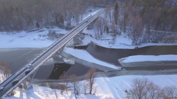 Most Zimní Sigulda Ledu Zmrazené Řeky Gauja Lotyšsko Letecké Dron — Stock video