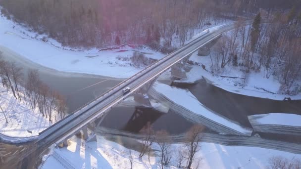 桥梁冬天 Sigulda 冰结冰的河高亚河拉脱维亚空中无人机顶部查看 Uhd — 图库视频影像