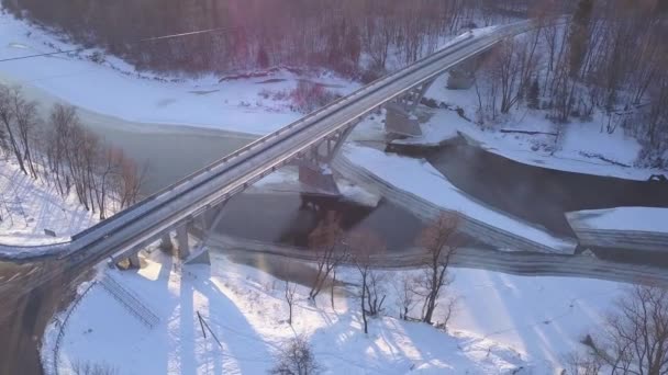 桥梁冬天 Sigulda 冰结冰的河高亚河拉脱维亚空中无人机顶部查看 Uhd — 图库视频影像