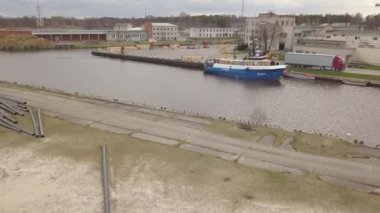 Harbor Roja Letonya hava kırsal dron üstten görünüm 4 k Uhd video görüntülemek için gidiş içinde gemi