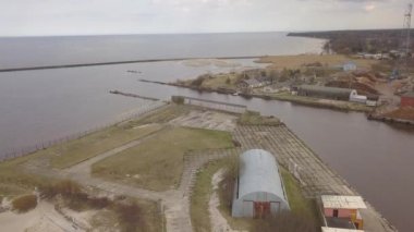 Harbor Roja Letonya hava kırsal dron üstten görünüm 4 k Uhd video görüntülemek için gidiş içinde gemi
