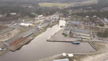 Harbor Roja Letonya hava kırsal dron üstten görünüm 4 k Uhd video görüntülemek için gidiş içinde gemi