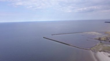 Harbor Roja Letonya hava kırsal dron üstten görünüm 4 k Uhd video görüntülemek için gidiş içinde gemi