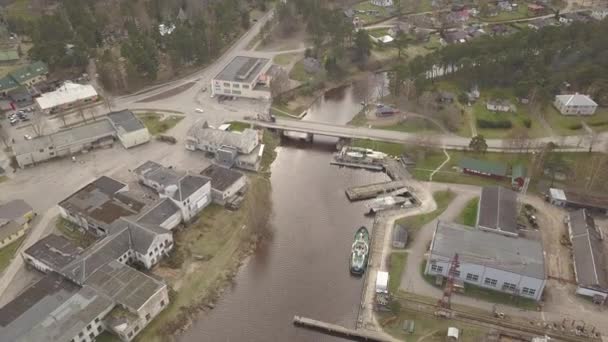 Statek Będzie Harbor Roja Łotwy Lotu Ptaka Wsi Drone Widok — Wideo stockowe