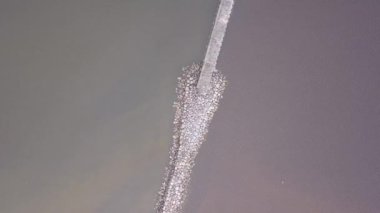 Harbor Roja Letonya hava kırsal dron üstten görünüm 4 k Uhd video görüntülemek için gidiş içinde gemi