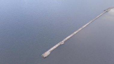 Harbor Roja Letonya hava kırsal dron üstten görünüm 4 k Uhd video görüntülemek için gidiş içinde gemi