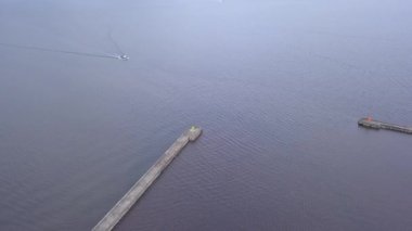 Harbor Roja Letonya hava kırsal dron üstten görünüm 4 k Uhd video görüntülemek için gidiş içinde gemi