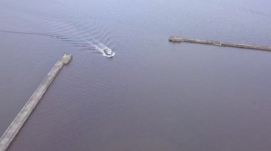 Harbor Roja Letonya hava kırsal dron üstten görünüm 4 k Uhd video görüntülemek için gidiş içinde gemi