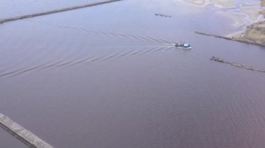 Harbor Roja Letonya hava kırsal dron üstten görünüm 4 k Uhd video görüntülemek için gidiş içinde gemi