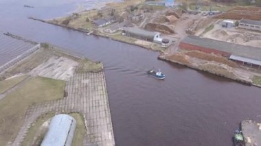 Harbor Roja Letonya hava kırsal dron üstten görünüm 4 k Uhd video görüntülemek için gidiş içinde gemi