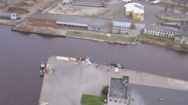 Harbor Roja Letonya hava kırsal dron üstten görünüm 4 k Uhd video görüntülemek için gidiş içinde gemi