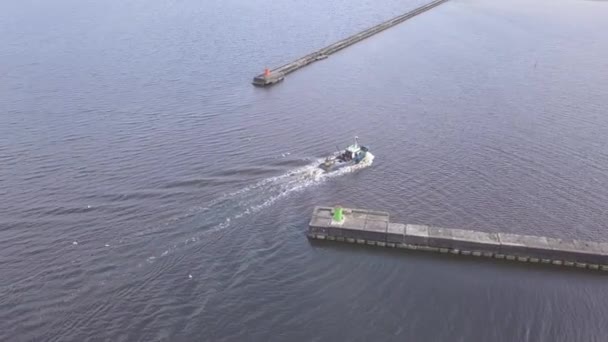 Nave Andando Harbor Roja Lettonia Veduta Aerea Della Campagna Drone — Video Stock