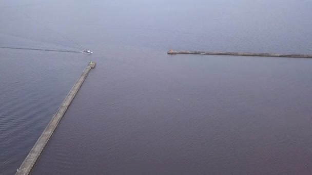 Nave Andando Harbor Roja Lettonia Veduta Aerea Della Campagna Drone — Video Stock