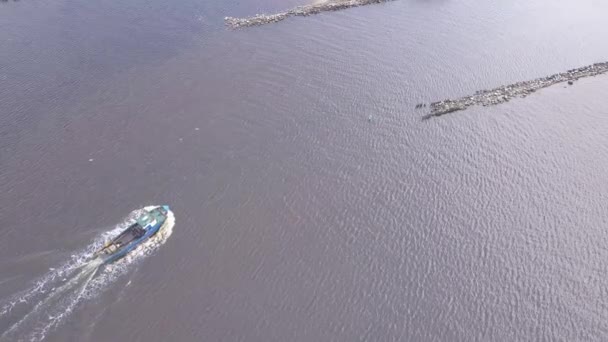 Nave Andando Harbor Roja Lettonia Veduta Aerea Della Campagna Drone — Video Stock