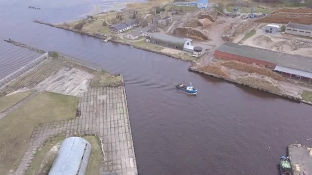 Navio Indo Para Harbor Roja Letónia Vista Aérea Drone Rural — Vídeo de Stock