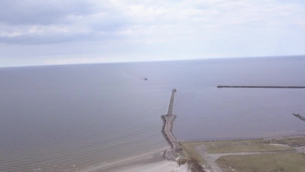 Fartyget Går Till Hamnen Roja Lettland Flygfoto Över Landsbygden Drone — Stockvideo
