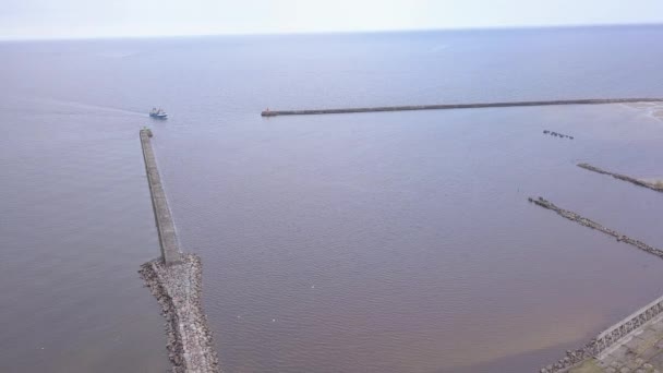 田舎の港ロハ ラトビア航空写真ビューには船ドローン平面図 Uhd ビデオ — ストック動画